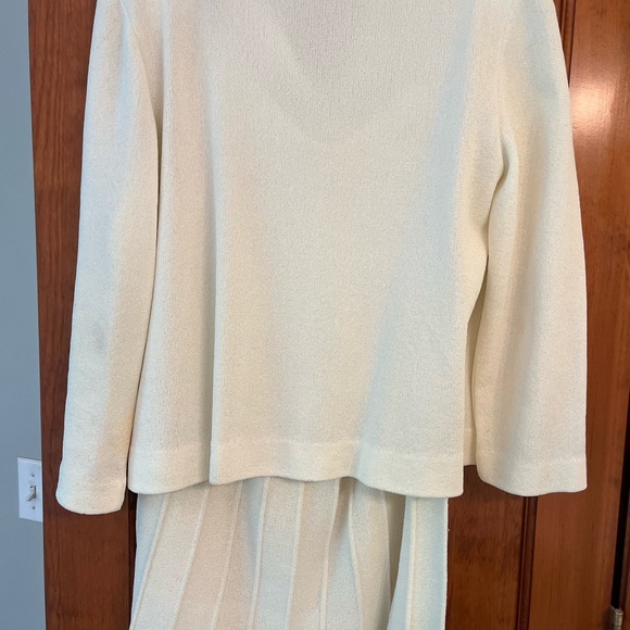 White knit skirt suit with black and gold buttons - Picture 7 of 8